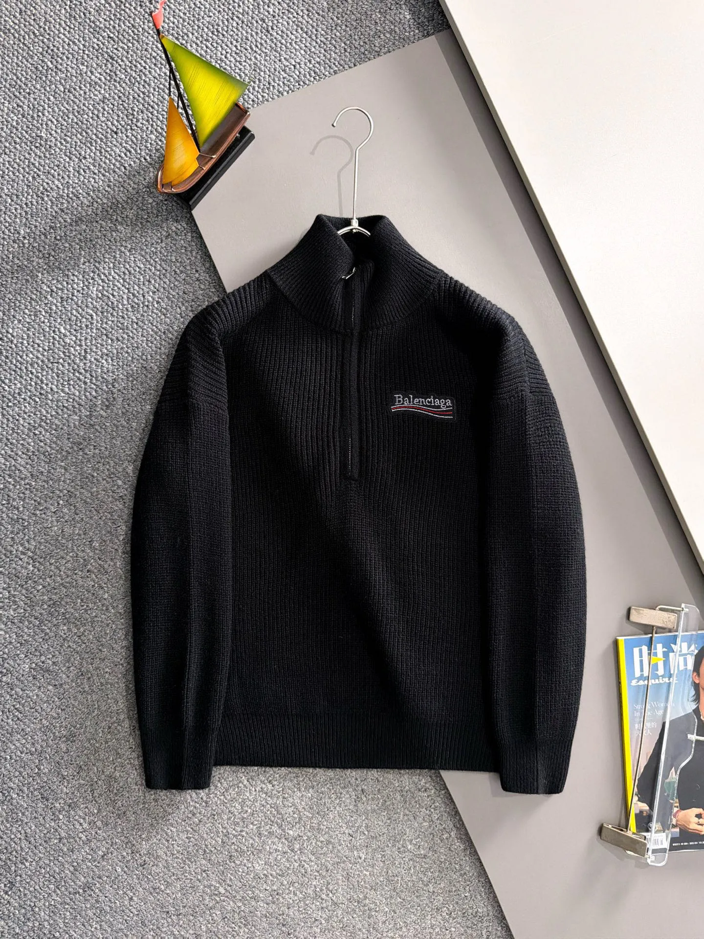 The latest knitted sweater jackets from Balenciaga’s 2026 Autumn and Winter official website are now on sale at the counters for Hot Sale! Specially made of wool blended fabric. It feels comfortable and can be directly in contact with the skin. The logo badge is exquisitely embroidered, which is extremely eye-catching! The details highlight the fashionable charm of big brands. Exquisite workmanship. Three-dimensional cutting style. The wearing effect is invincible and handsome! All three standards are complete! Sizes:M-4XL